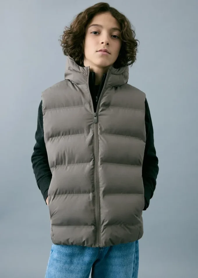 Gilet trapuntato con cappuccio Gilet trapuntato con cappuccio