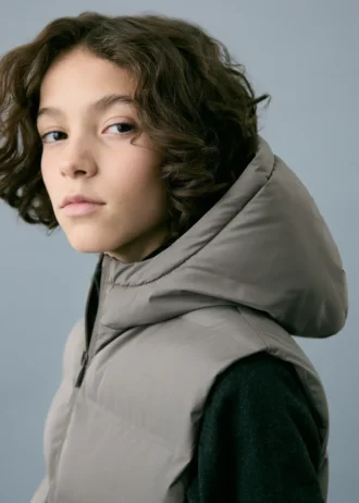 Gilet trapuntato con cappuccio Gilet trapuntato con cappuccio