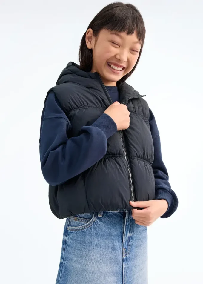 Gilet trapuntato con cappuccio Gilet trapuntato con cappuccio