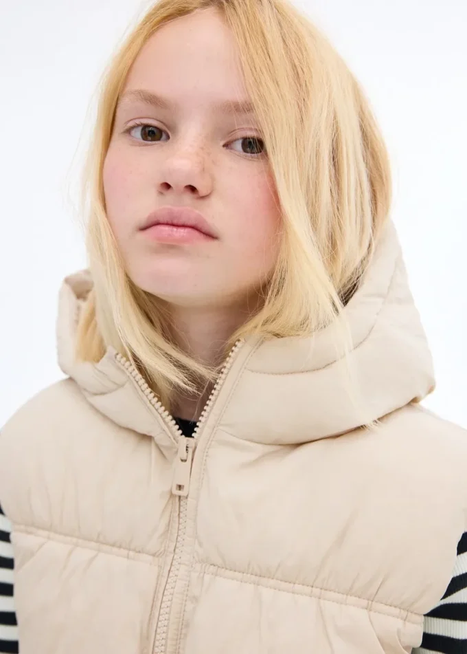 Gilet trapuntato con cappuccio Gilet trapuntato con cappuccio