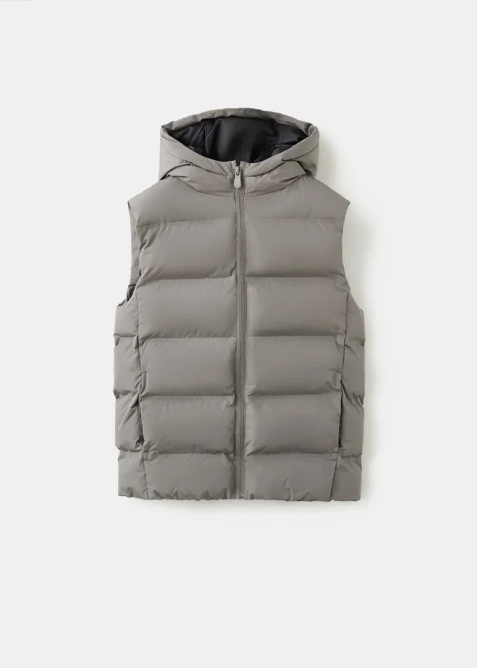 Gilet trapuntato con cappuccio Gilet trapuntato con cappuccio
