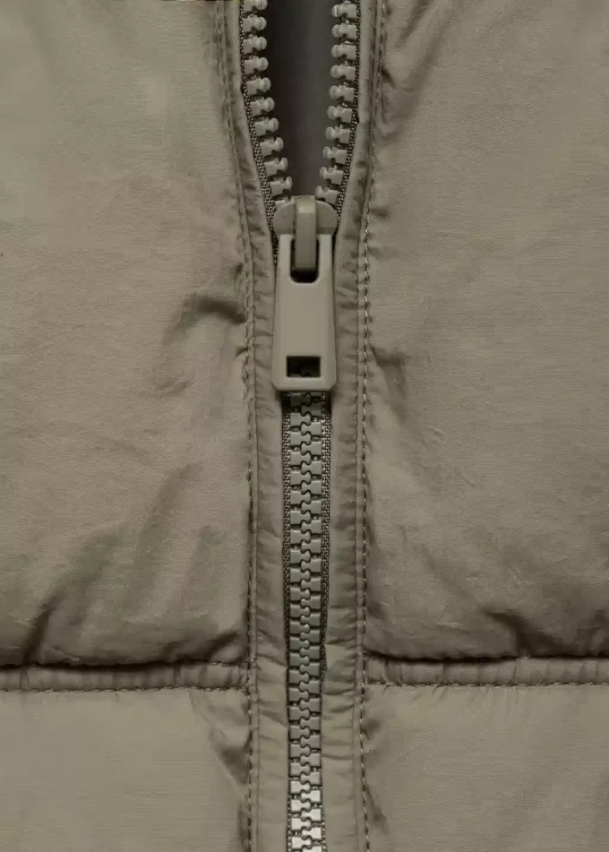 Gilet trapuntato con cappuccio Gilet trapuntato con cappuccio