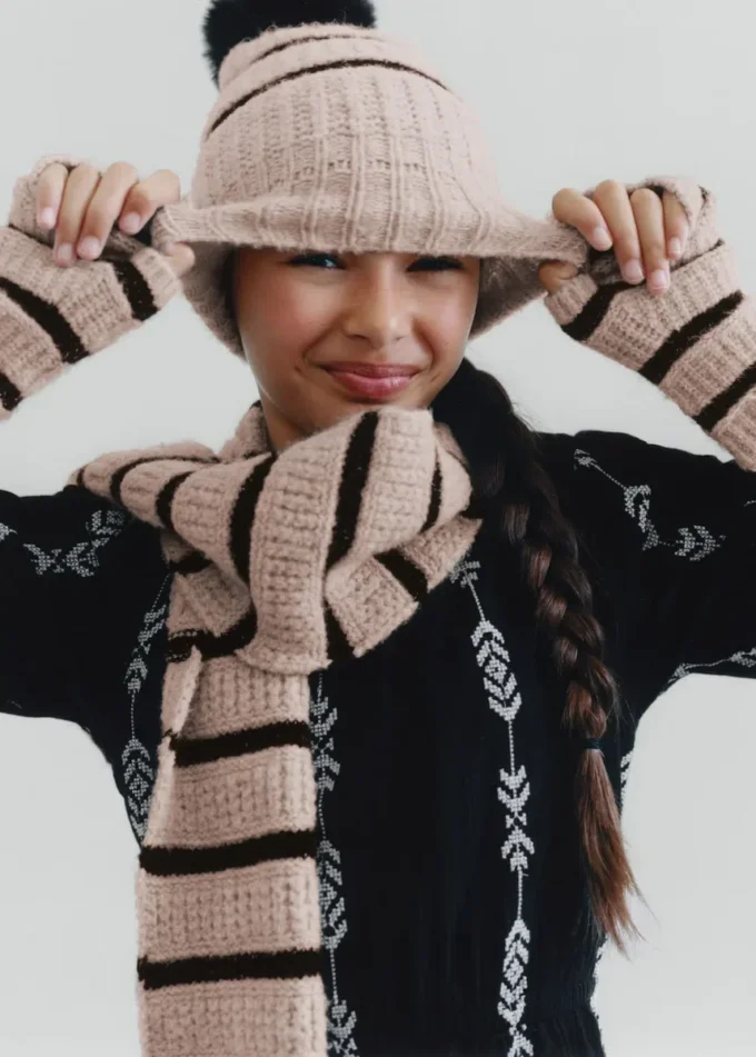 Sciarpa lavorata a maglia a righe Sciarpa lavorata a maglia a righe