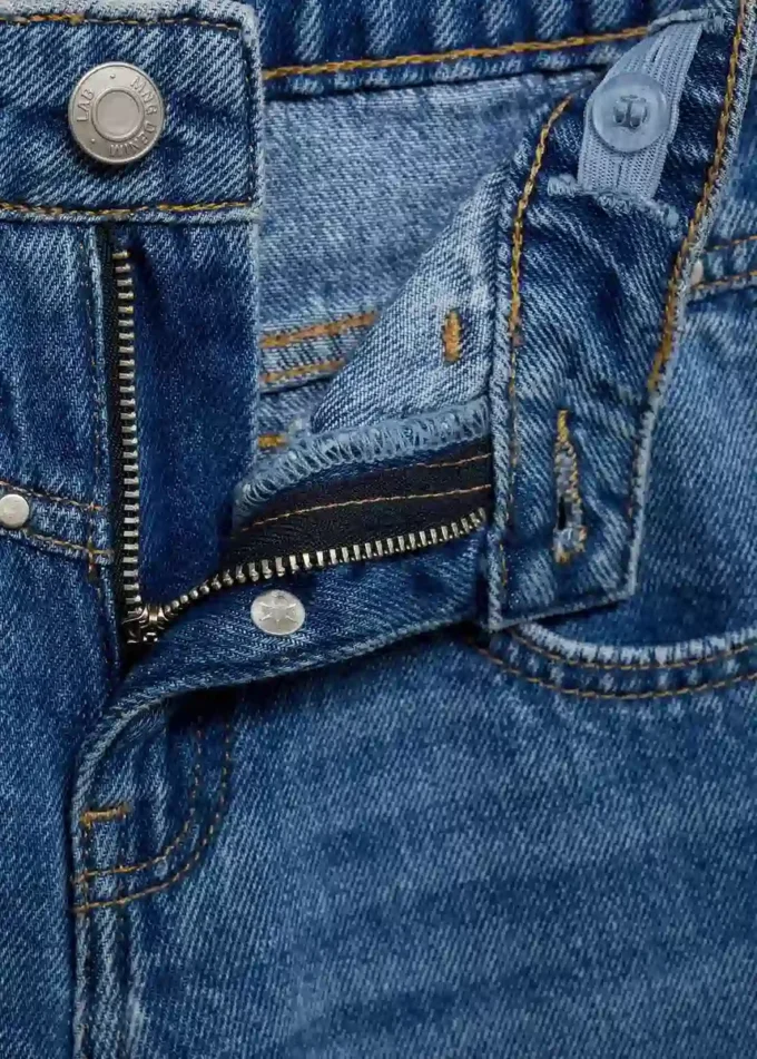 Jeans a gamba larga con borchie Jeans a gamba larga con borchie