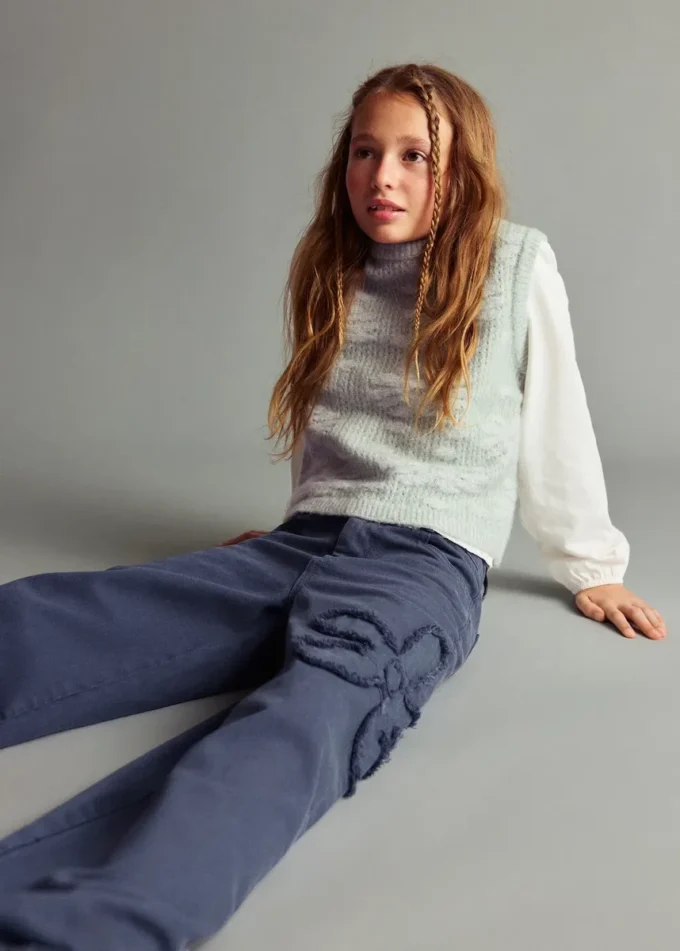 Jeans a gamba larga con dettaglio floreale Jeans a gamba larga con dettaglio floreale