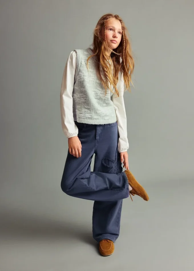 Jeans a gamba larga con dettaglio floreale Jeans a gamba larga con dettaglio floreale