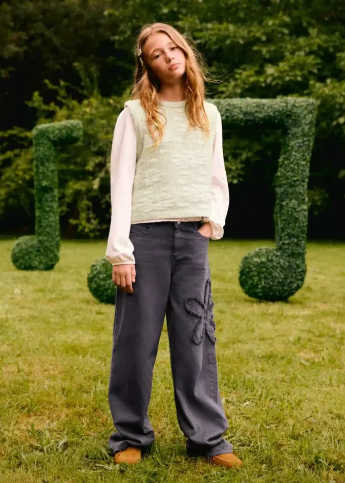 Jeans a gamba larga con dettaglio floreale Jeans a gamba larga con dettaglio floreale