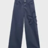 Jeans a gamba larga con dettaglio floreale Jeans a gamba larga con dettaglio floreale