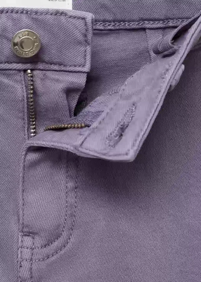 Jeans a gamba larga con orlo sfrangiato Jeans a gamba larga con orlo sfrangiato