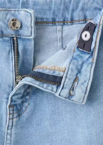 Jeans a gamba larga con orlo sfrangiato