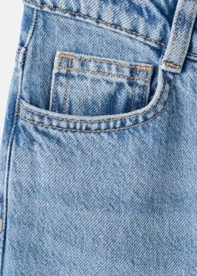 Jeans a gamba larga con orlo sfrangiato Jeans a gamba larga con orlo sfrangiato