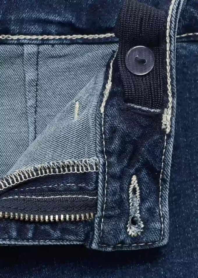 Jeans a gamba larga con orlo sfrangiato