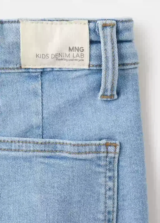 Jeans a gamba larga con orlo sfrangiato Jeans a gamba larga con orlo sfrangiato