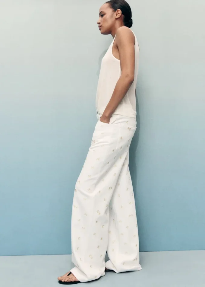 Jeans a gamba larga con ricami floreali