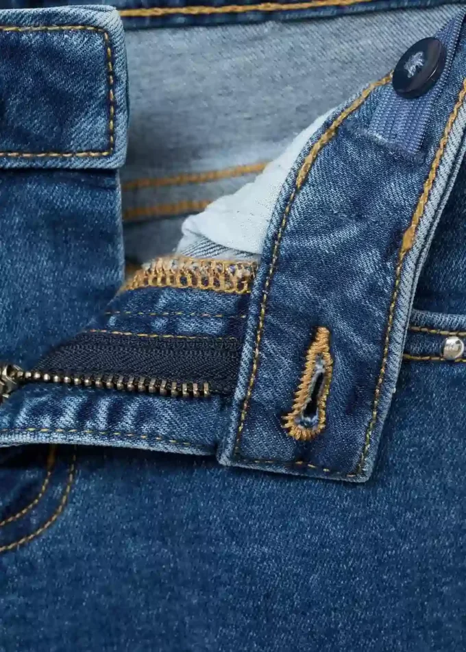 Jeans a vita bassa con borchie Jeans a vita bassa con borchie