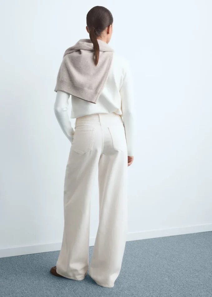 Jeans a vita bassa e gamba larga Jeans a vita bassa e gamba larga