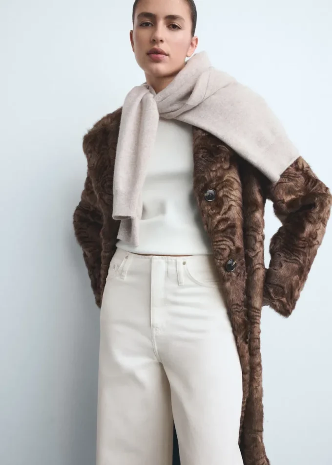 Jeans a vita bassa e gamba larga Jeans a vita bassa e gamba larga