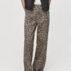 Jeans dritti con stampa leopardata Jeans dritti con stampa leopardata