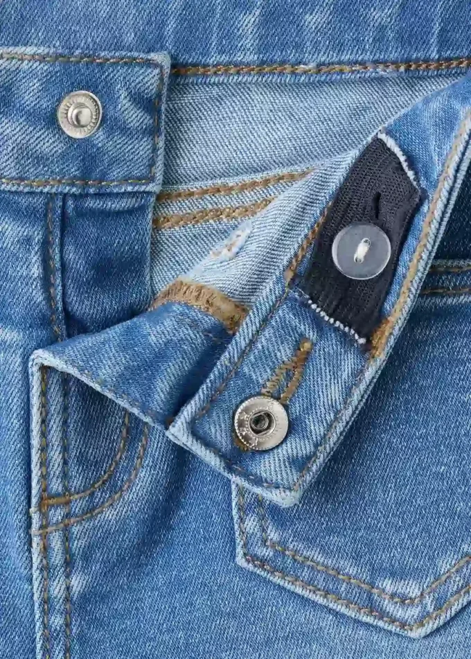 Jeans skinny a vita bassa con orlo sfrangiato Jeans skinny a vita bassa con orlo sfrangiato