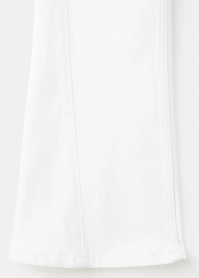 Jeans svasati con cuciture decorative Jeans svasati con cuciture decorative