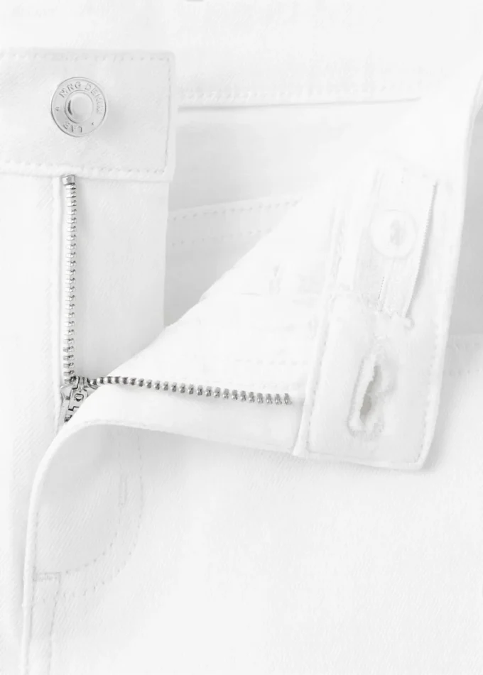 Jeans svasati con cuciture decorative Jeans svasati con cuciture decorative