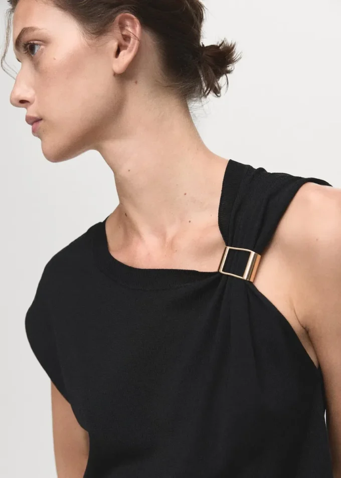 Maglia a maniche corte con dettaglio metallico Maglia a maniche corte con dettaglio metallico