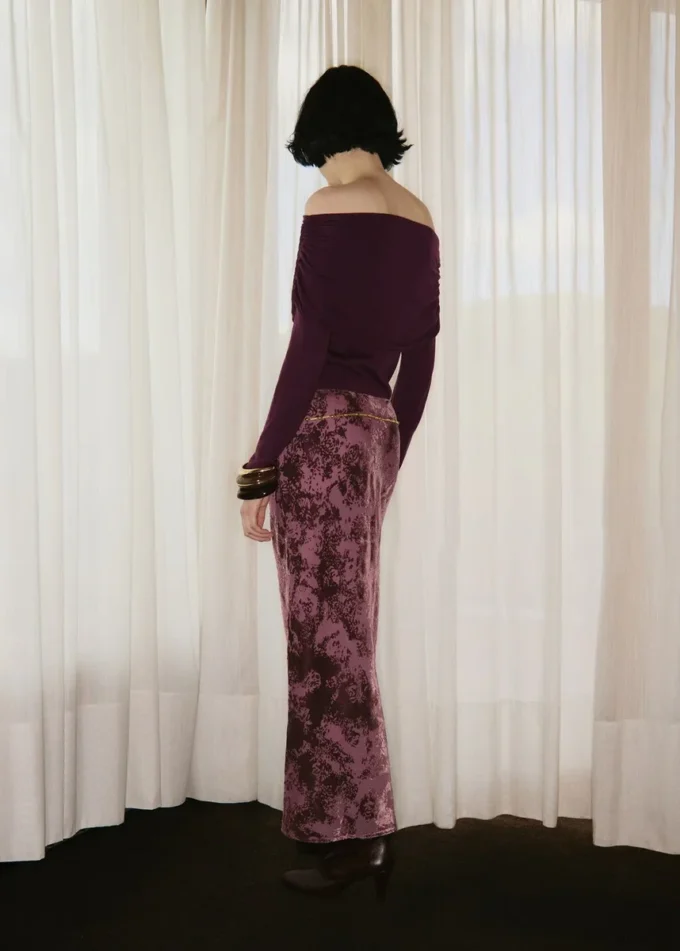 Maglia aderente con scollo drappeggiato Maglia aderente con scollo drappeggiato