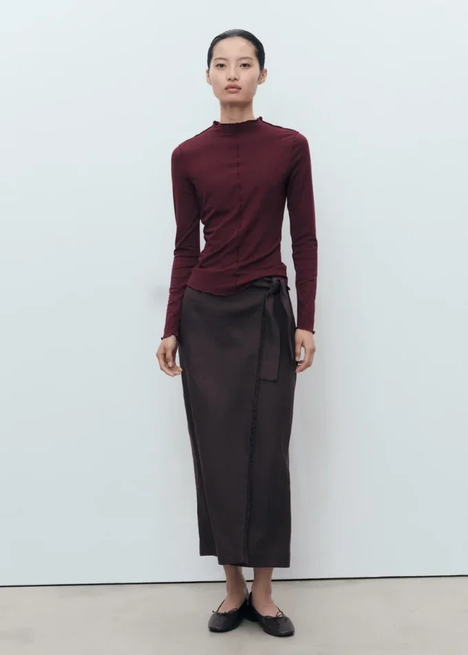 Maglietta con bordi smerlati Maglietta con bordi smerlati