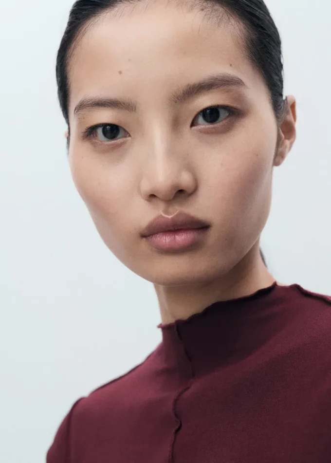 Maglietta con bordi smerlati Maglietta con bordi smerlati