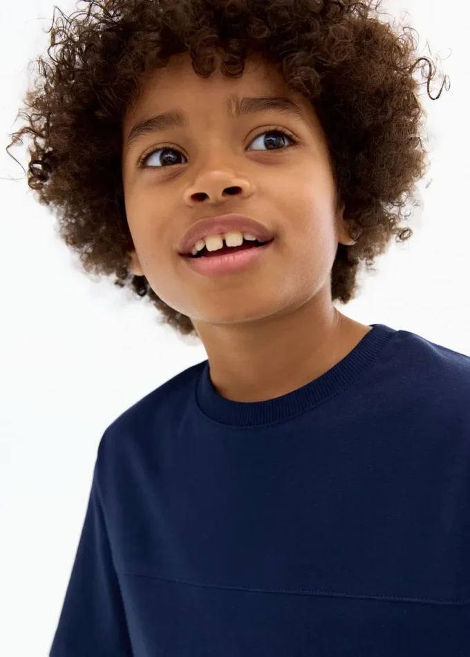 Maglietta con cuciture a vista Maglietta con cuciture a vista