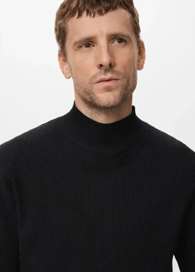 Maglione a collo alto a costine Maglione a collo alto a costine