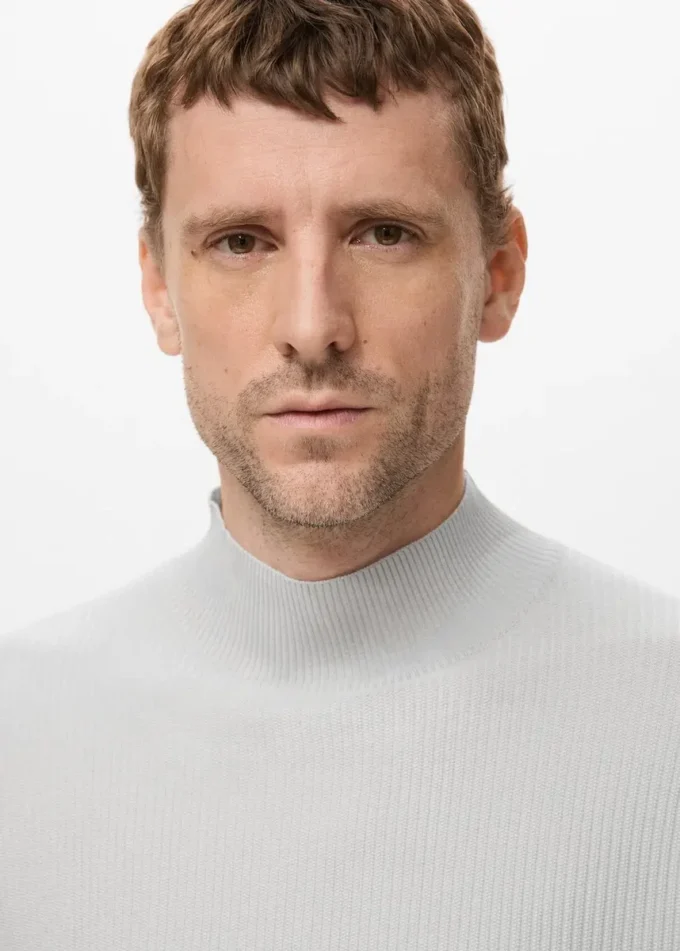 Maglione a collo alto a costine Maglione a collo alto a costine