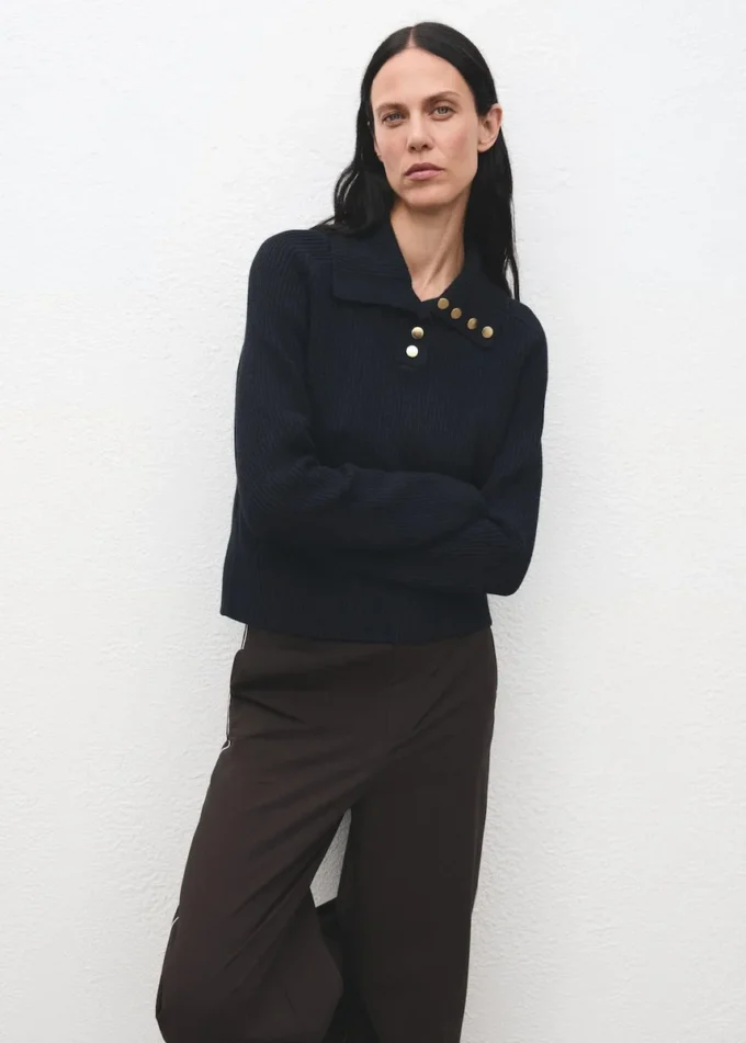 Maglione a collo alto a costine con bottoni Maglione a collo alto a costine con bottoni