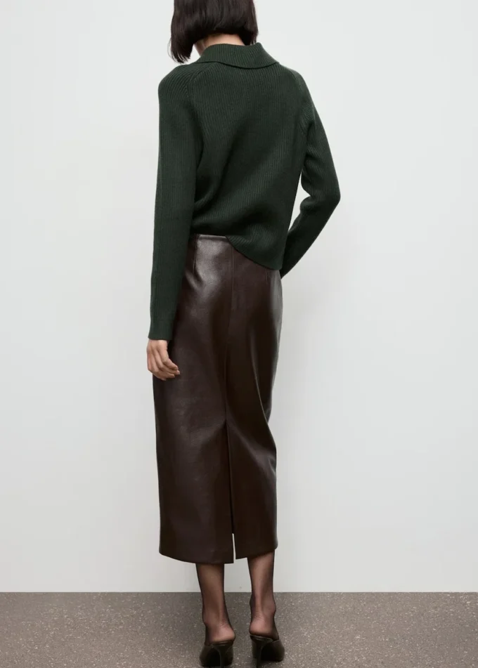 Maglione a collo alto a costine con bottoni Maglione a collo alto a costine con bottoni