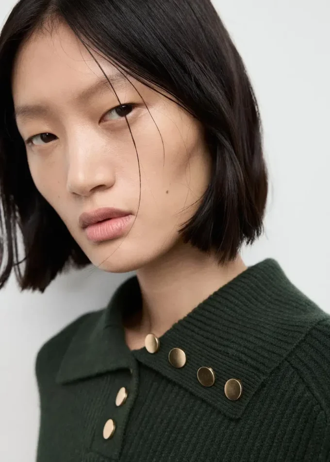 Maglione a collo alto a costine con bottoni Maglione a collo alto a costine con bottoni