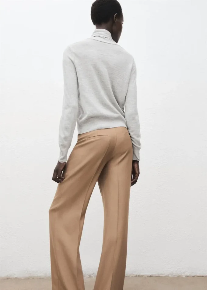 Maglione a collo alto con nodo Maglione a collo alto con nodo