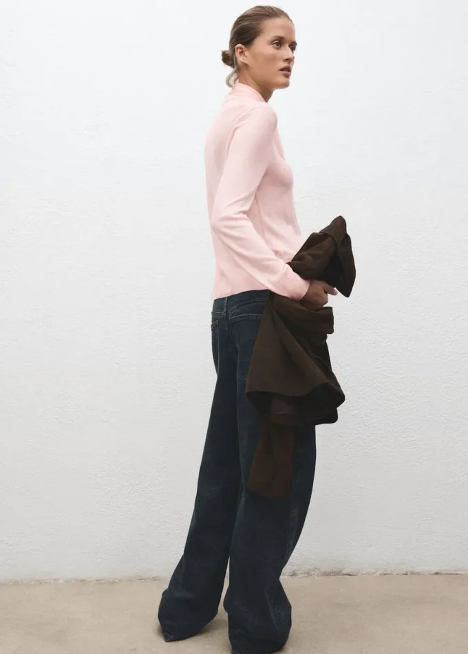 Maglione a collo alto con nodo Maglione a collo alto con nodo