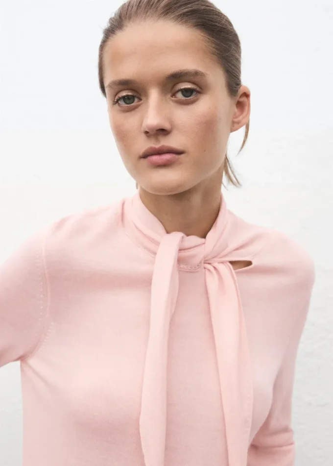 Maglione a collo alto con nodo Maglione a collo alto con nodo