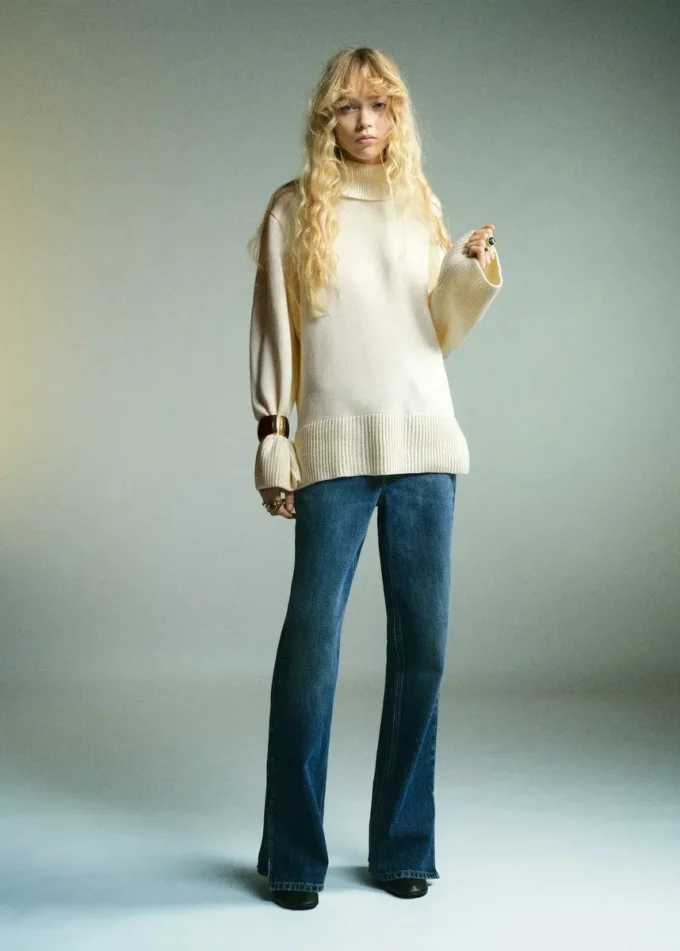 Maglione a collo alto con spacchi Maglione a collo alto con spacchi