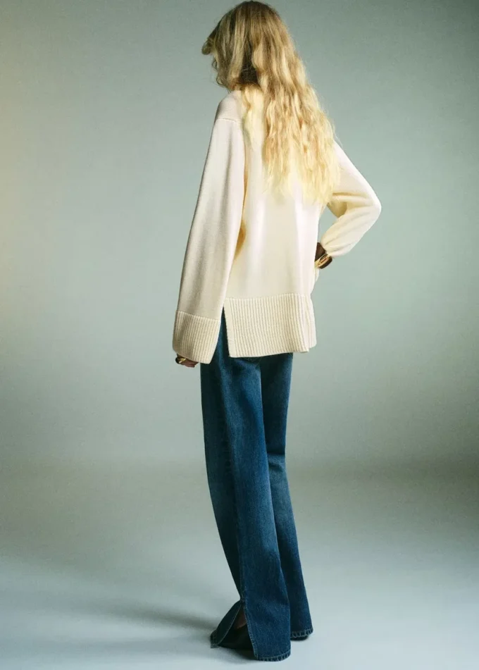 Maglione a collo alto con spacchi Maglione a collo alto con spacchi