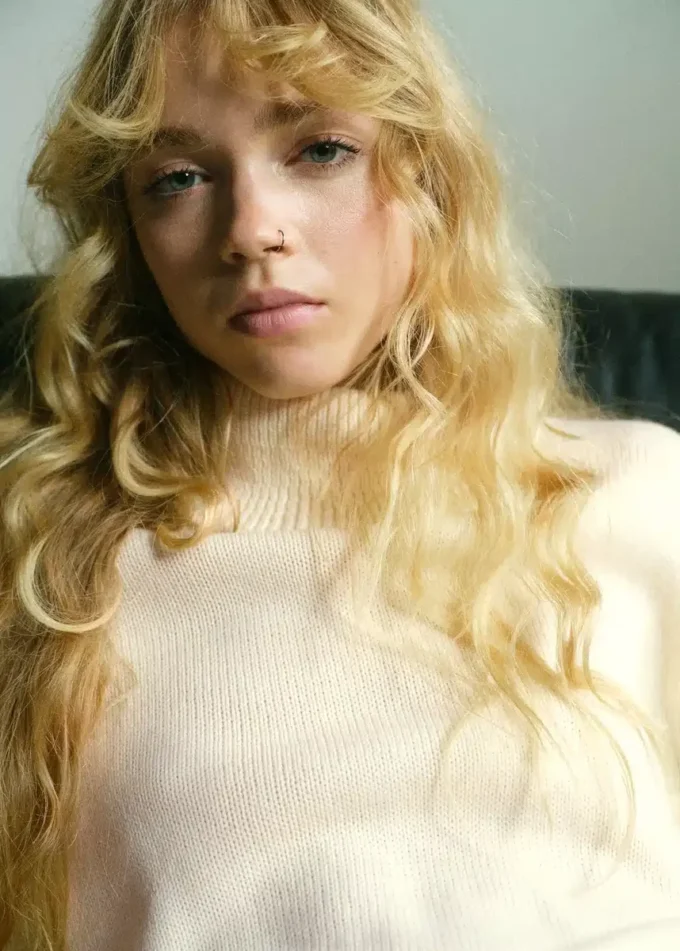 Maglione a collo alto con spacchi Maglione a collo alto con spacchi