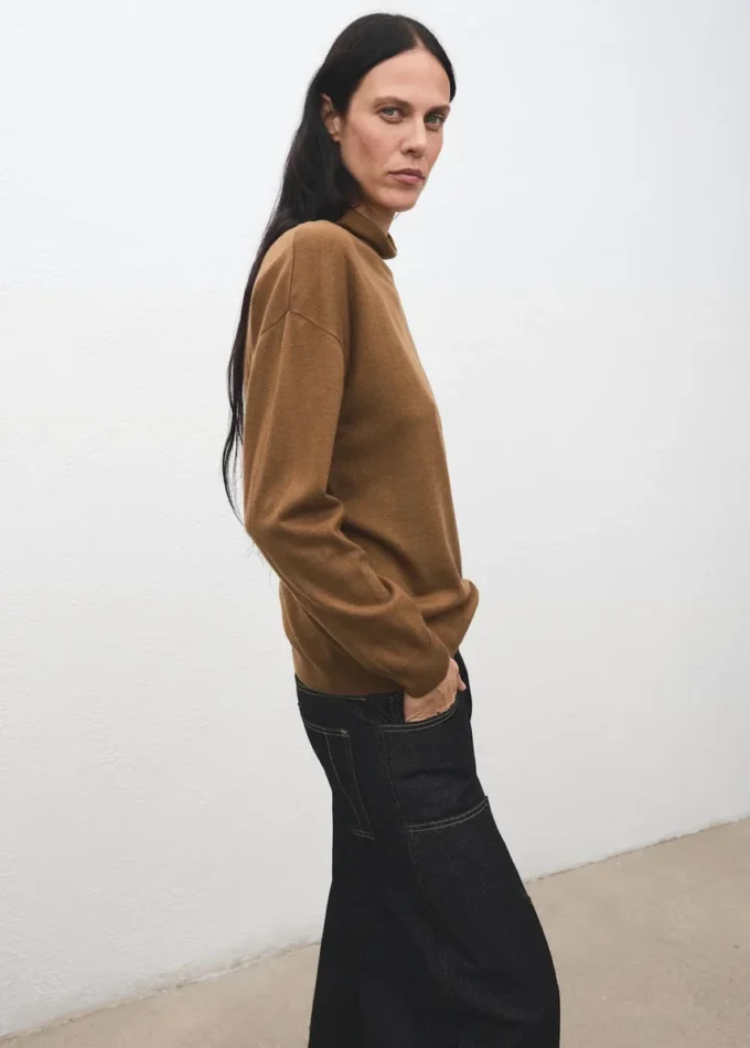 Maglione a collo alto lavorato a trecce Maglione a collo alto lavorato a trecce