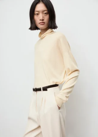 Maglione a collo alto lavorato a trecce