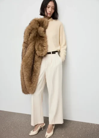 Maglione a collo alto lavorato a trecce