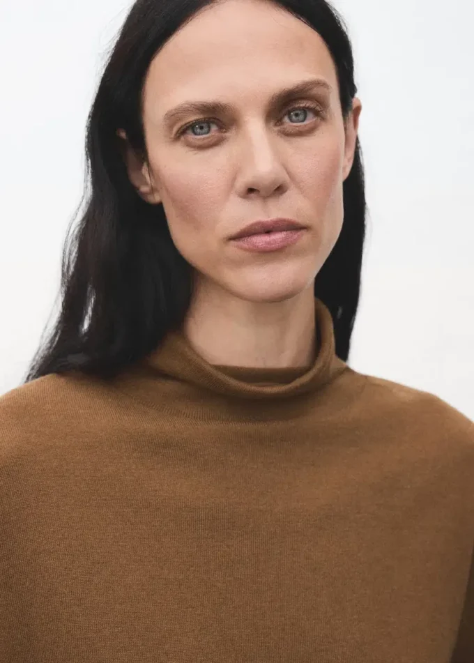 Maglione a collo alto lavorato a trecce Maglione a collo alto lavorato a trecce