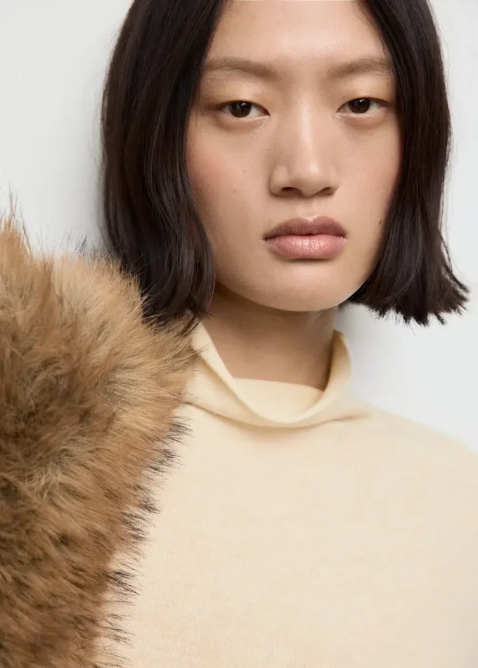 Maglione a collo alto lavorato a trecce Maglione a collo alto lavorato a trecce