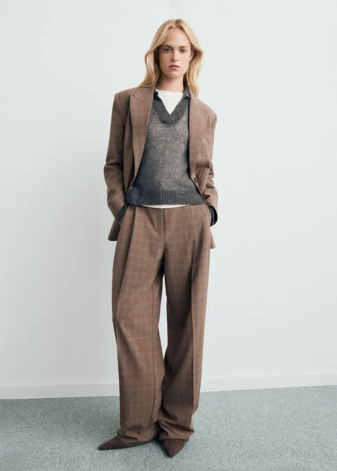 Maglione a collo alto semitrasparente Maglione a collo alto semitrasparente