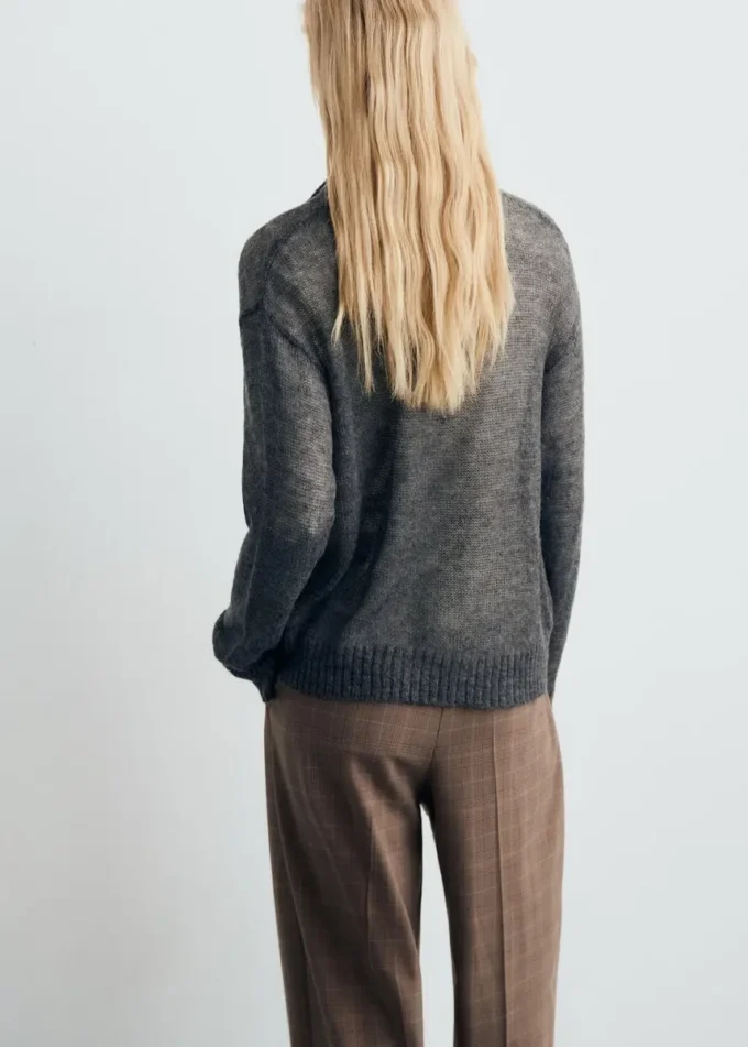 Maglione a collo alto semitrasparente Maglione a collo alto semitrasparente