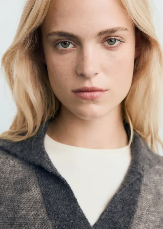 Maglione a collo alto semitrasparente Maglione a collo alto semitrasparente