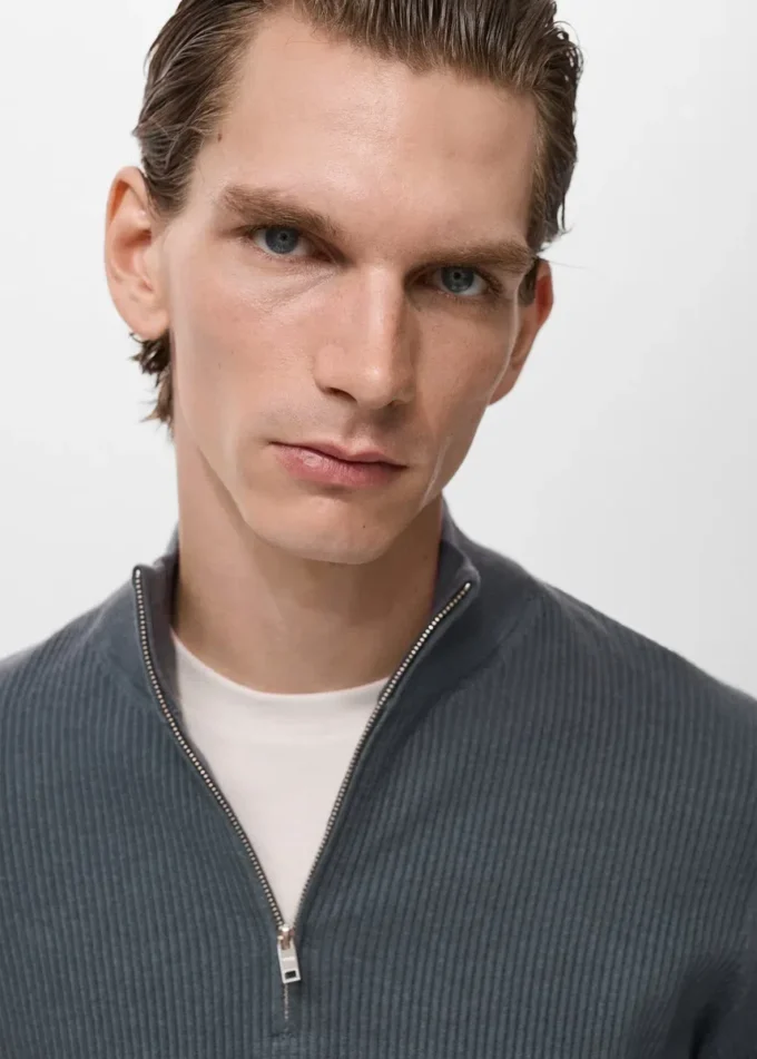 Maglione a coste con collo con zip Maglione a coste con collo con zip